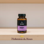 Capsules végétariennes translucides contenant des précurseurs NR et TMG dans un flacon ambré pour un protocole quotidien de vitalité cellulaire.
